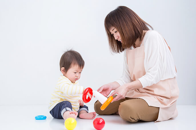 子どもと遊ぶ女性